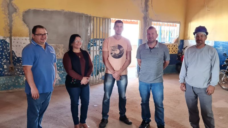 Assumindo a prefeitura interinamente Emanuel Gomes visita obras na escola municipal Sebastiana Alves Nôga
