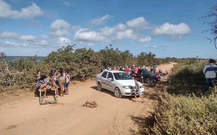 Moradores do Assentamento Santa Clara II em Cerro Corá interdita passagem das carretas com material das turbinas eólica
