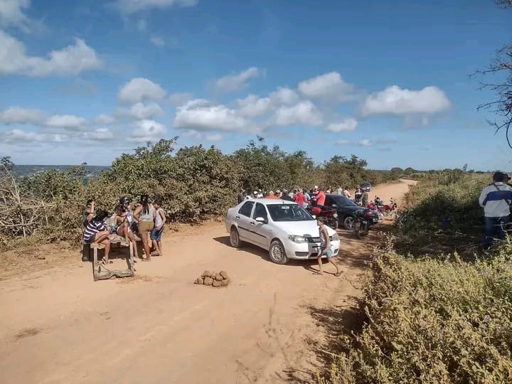 Moradores do Assentamento Santa Clara II em Cerro Corá interdita passagem das carretas com material das turbinas eólica