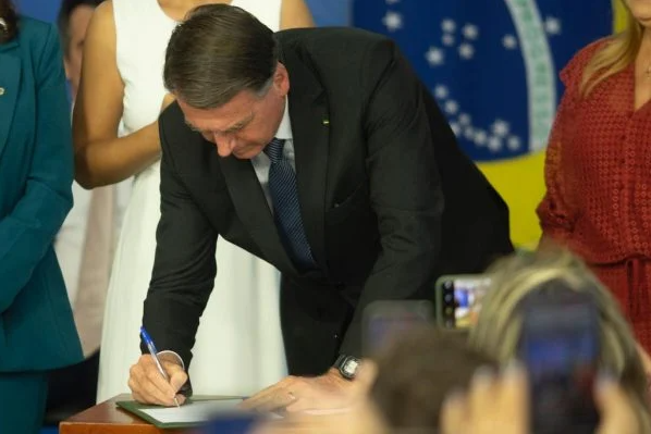 Bolsonaro registra candidatura e declara R$ 2,3 milhões em bens