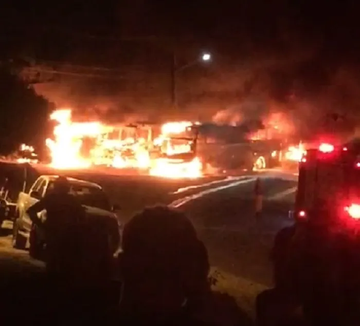 Quatro ônibus escolares são queimados na BR 226 em Natal