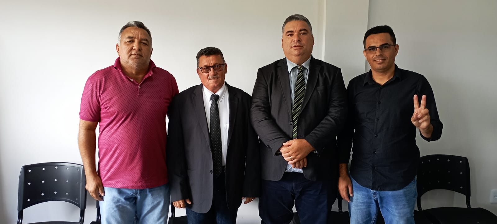 João Alexandre e a mesa diretora são os primeiros na historia do legislativo cerrocoraense eleitos por unanimidade com votos da oposição e situação.