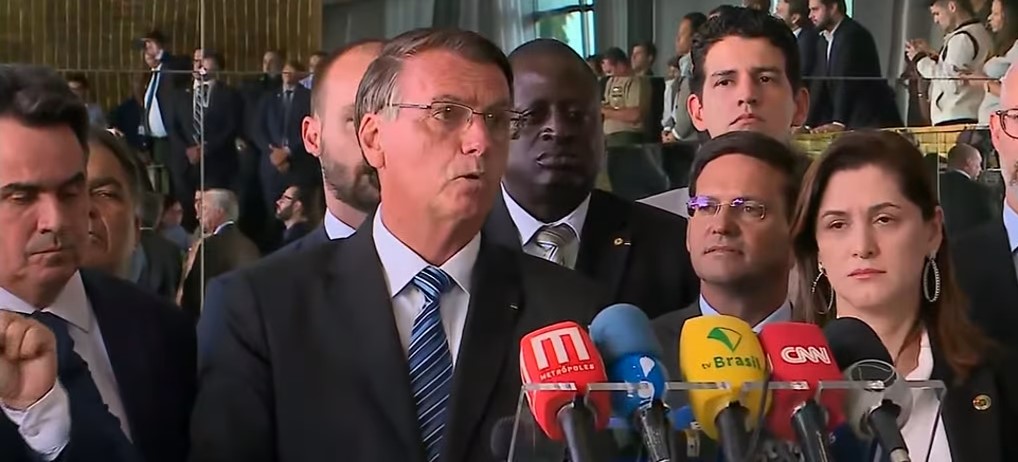 VÍDEO: Em pronunciamento curto, Bolsonaro diz que ‘manifestações pacíficas são bem-vindas’ e critica ocupações