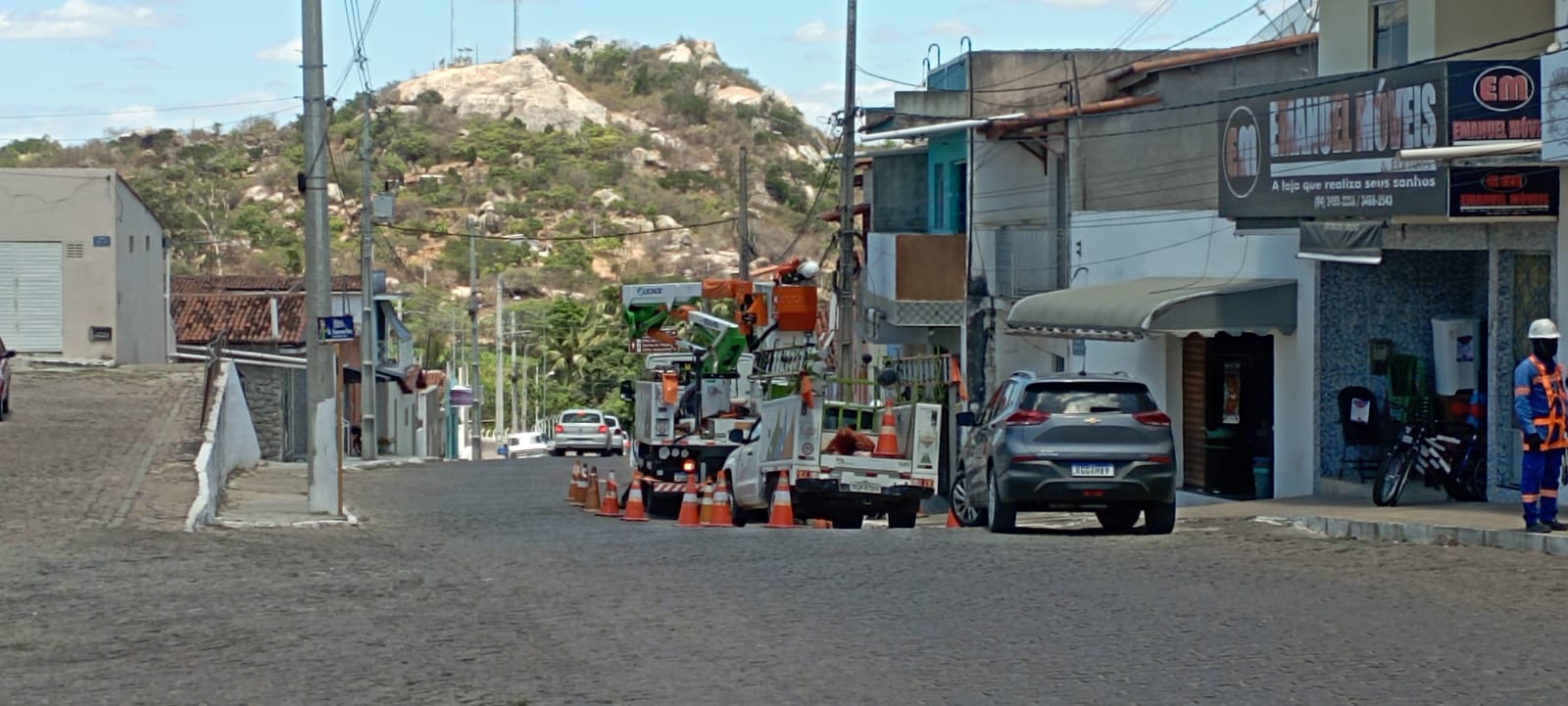 Cosern realiza retirada de cabos irregulares de telefonia em Cerro Corá/RN