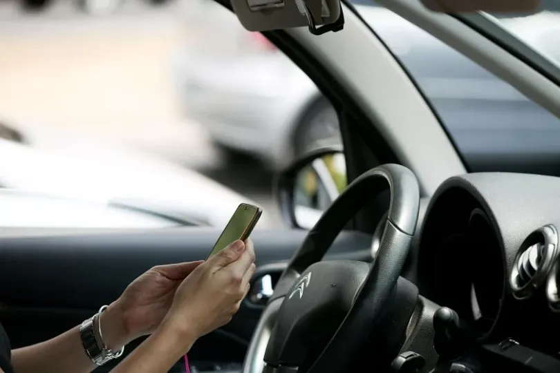 Celular ao volante: multa para essa irresponsabilidade deve dobrar