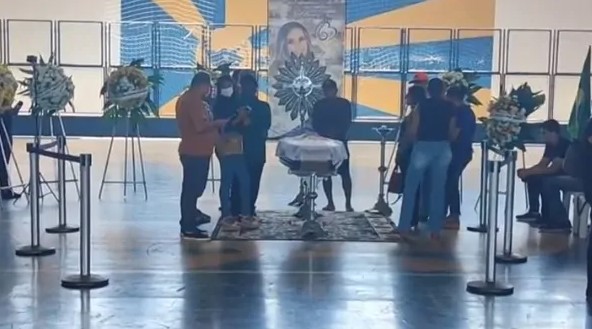 VÍDEO: Velório de Rita de Cássia é marcado por homenagens de amigos e fãs
