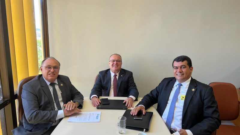 Brasília-DF : Prefeito de Cerro Corá realiza entrega de reivindicações para deputados e senadores do RN
