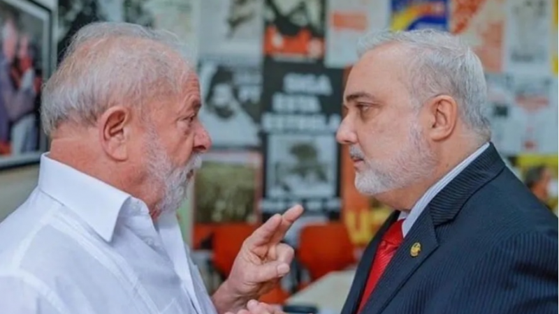 Lula está insatisfeito com presidente da Petrobras, diz jornal