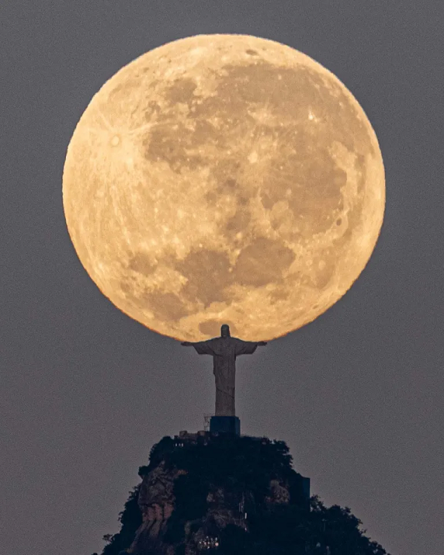 Fotógrafo registra Cristo Redentor “abraçando” lua cheia e foto viralizou