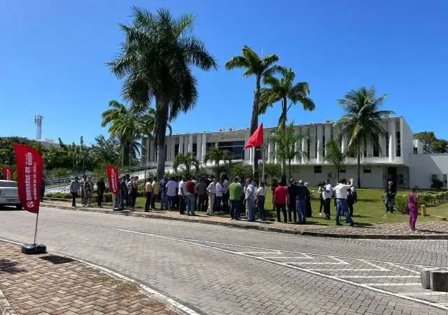 Prefeitos do RN protestam em frente à Governadoria reivindicando repasses atrasados