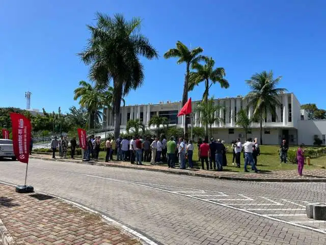 Prefeitos do RN protestam em frente à Governadoria reivindicando repasses atrasados