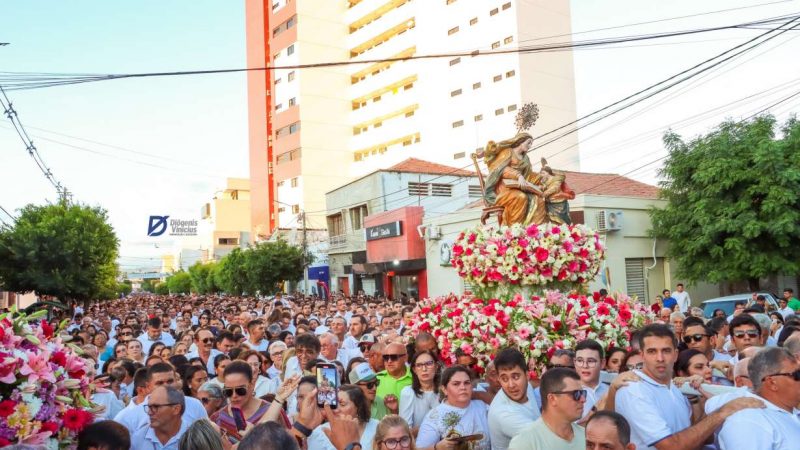 Fé, devoção e amor na procissão de encerramento da Festa de Sant’Ana de Caicó
