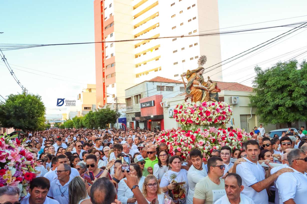 Fé, devoção e amor na procissão de encerramento da Festa de Sant’Ana de Caicó