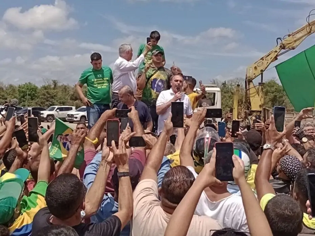 Bolsonaro chega ao RN e é recebido por apoiadores no Aeroporto de São Gonçalo