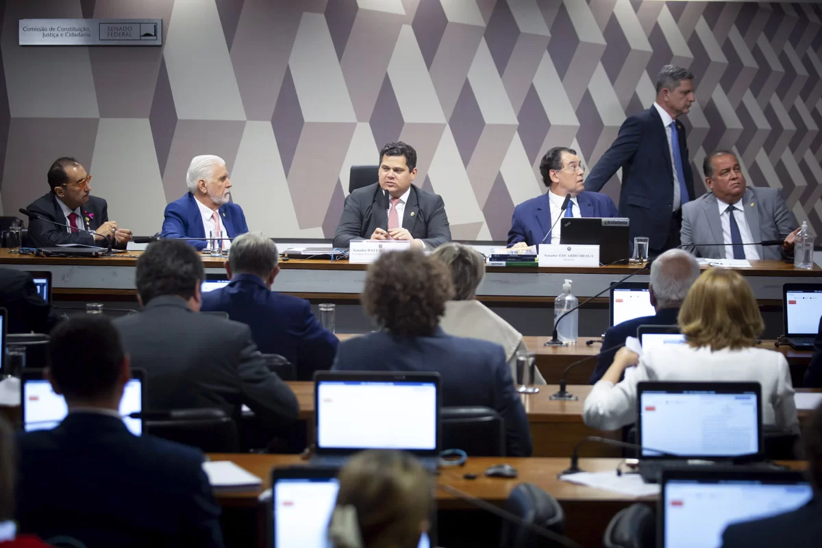 CCJ do Senado aprova PEC da Reforma Tributária.