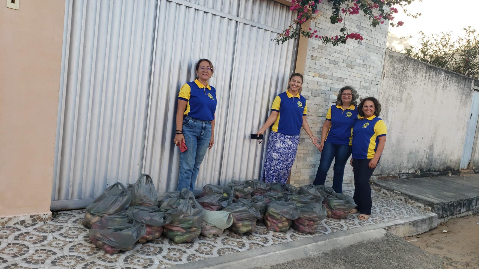 Lions Clube de Cerro Corá entrega Kits de Legumes e Verduras a famílias carentes.
