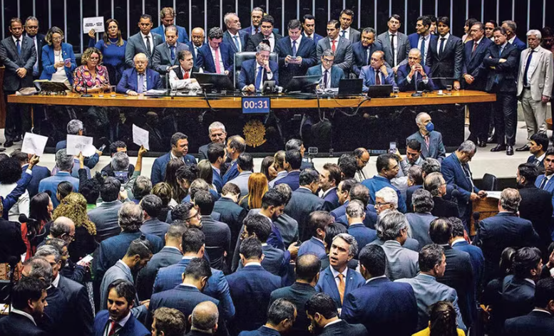 Parlamentares reagem a corte de R$ 5,6 bilhões em emendas de comissão e articulam derrubar veto de Lula
