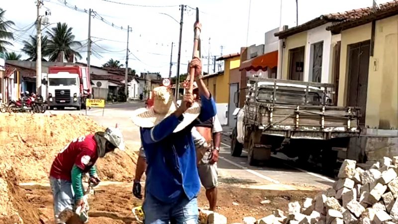 Prefeitura retira quebrado mola em frente a capela do Rosário no Tancredo Neves, atendendo a pedidos(Vídeo)