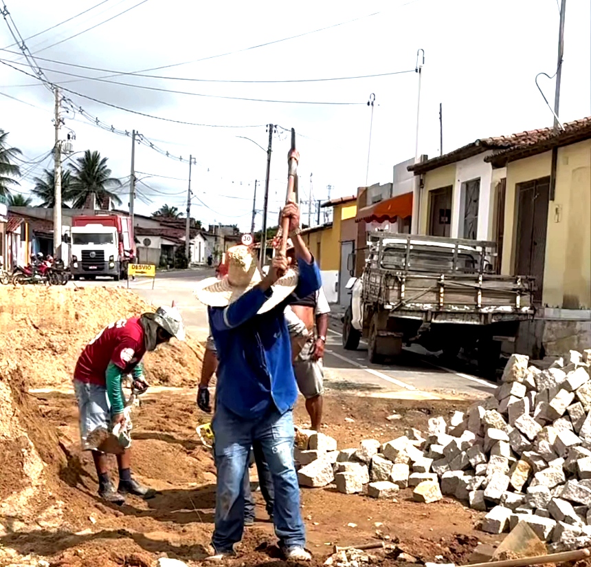 Prefeitura retira quebrado mola em frente a capela do Rosário no Tancredo Neves, atendendo a pedidos(Vídeo)