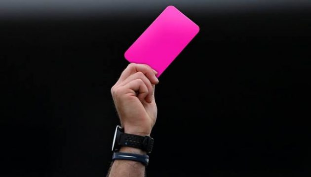 Árbitros vão ter cartão rosa na Copa América; entenda a nova regra